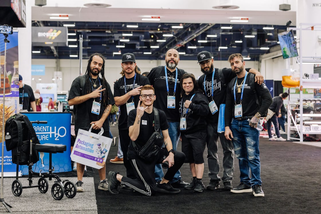 Jeff Hooten (@casedgod) and MJBizCon attendees at the Expo